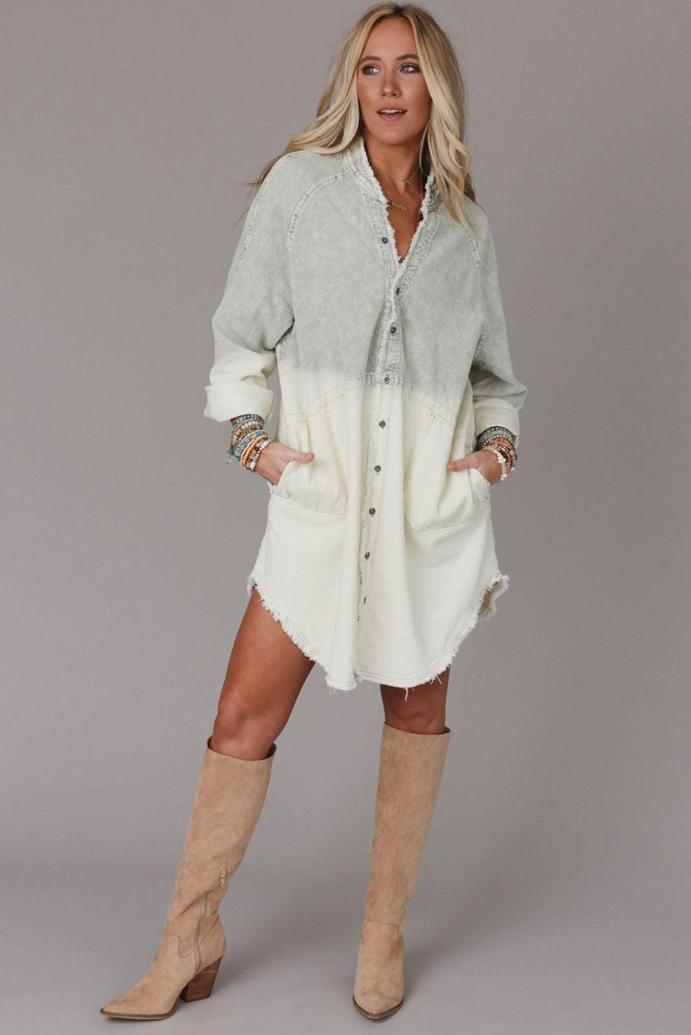Robe en denim à manches longues avec un ourlet effiloché
