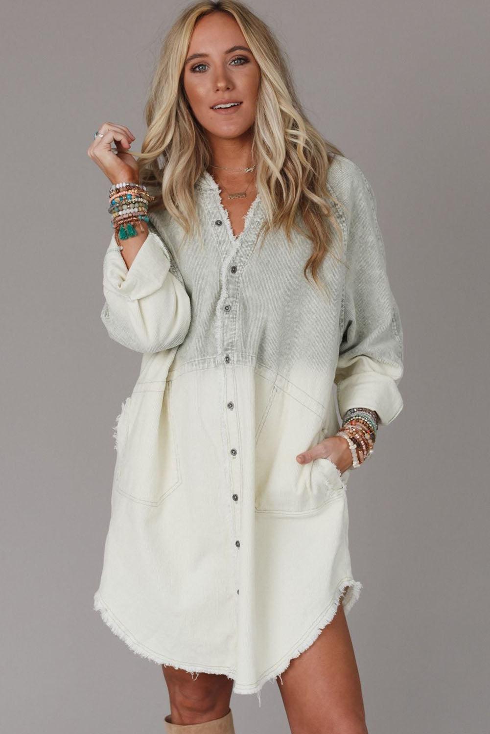 Robe en denim à manches longues avec un ourlet effiloché