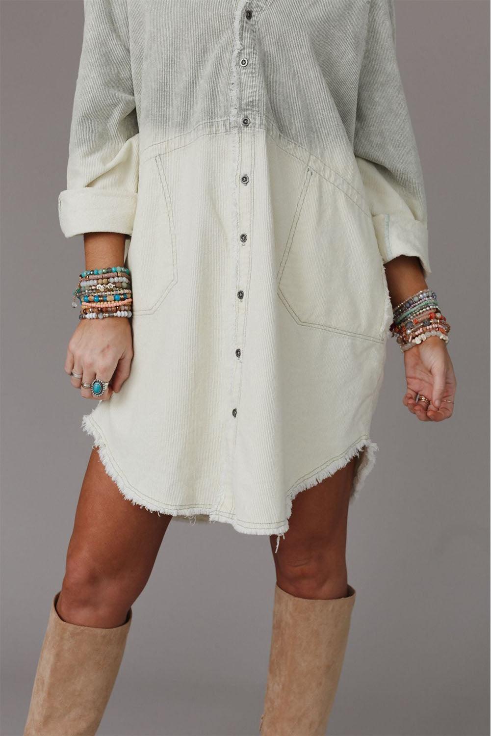 Robe en denim à manches longues avec un ourlet effiloché