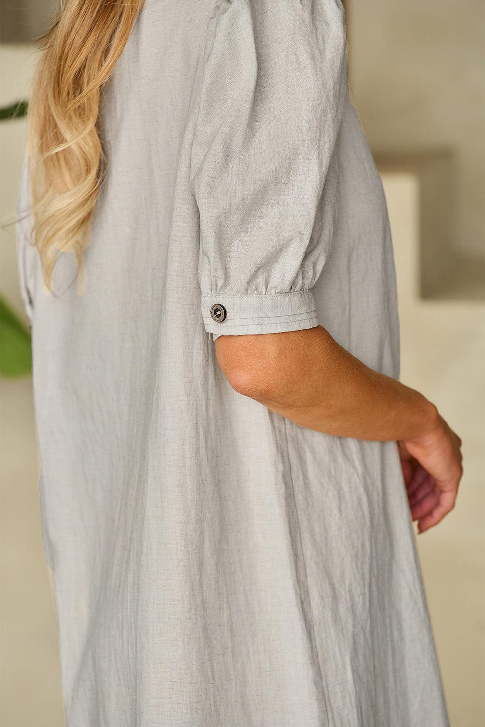 Robe avec un col à nœud et manches bouffantes