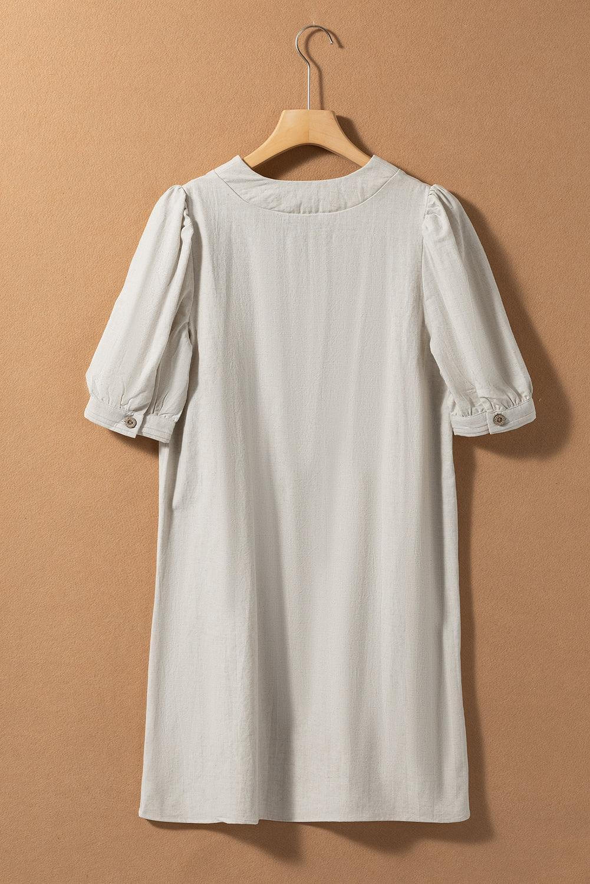 Robe avec un col à nœud et manches bouffantes