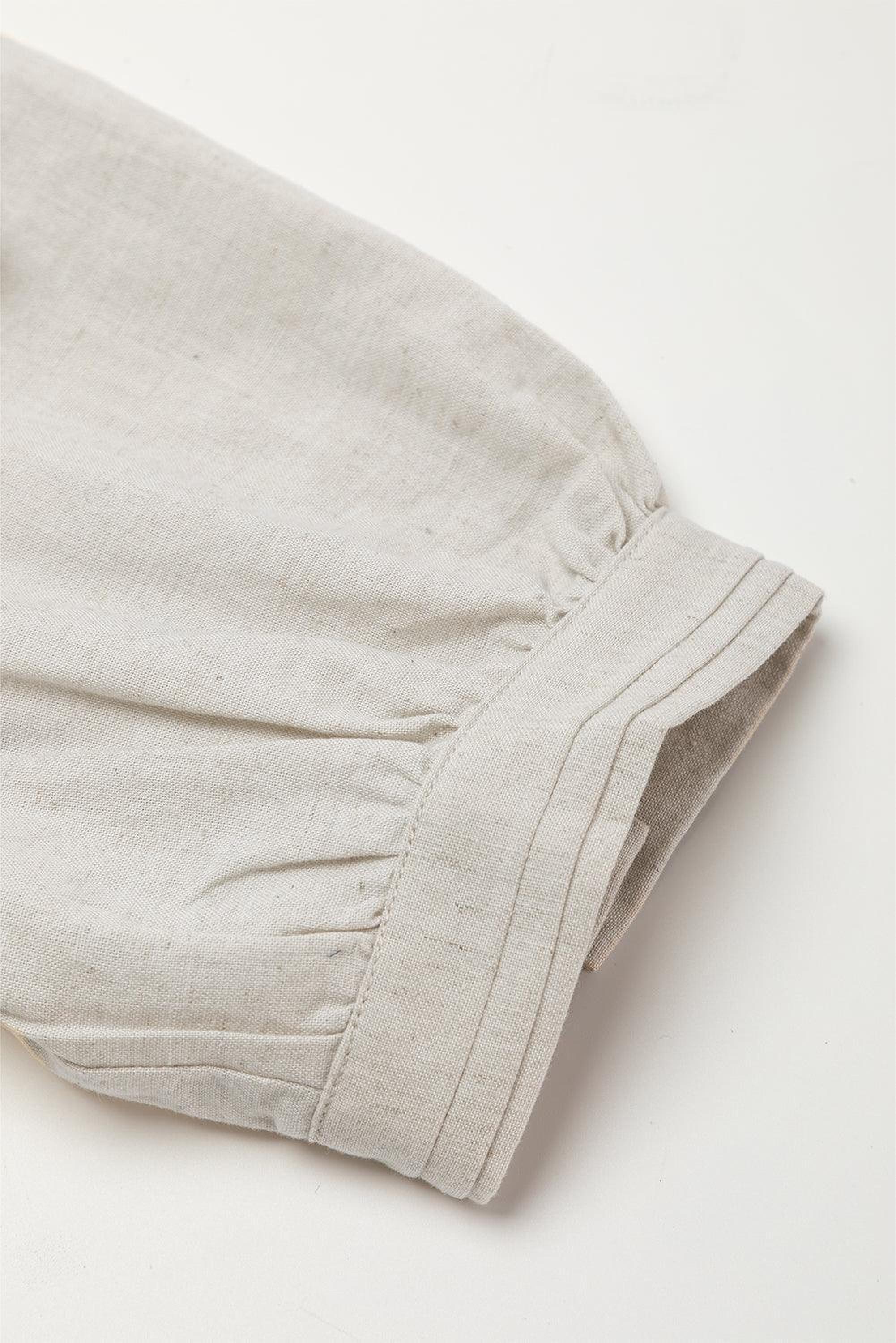 Robe avec un col à nœud et manches bouffantes