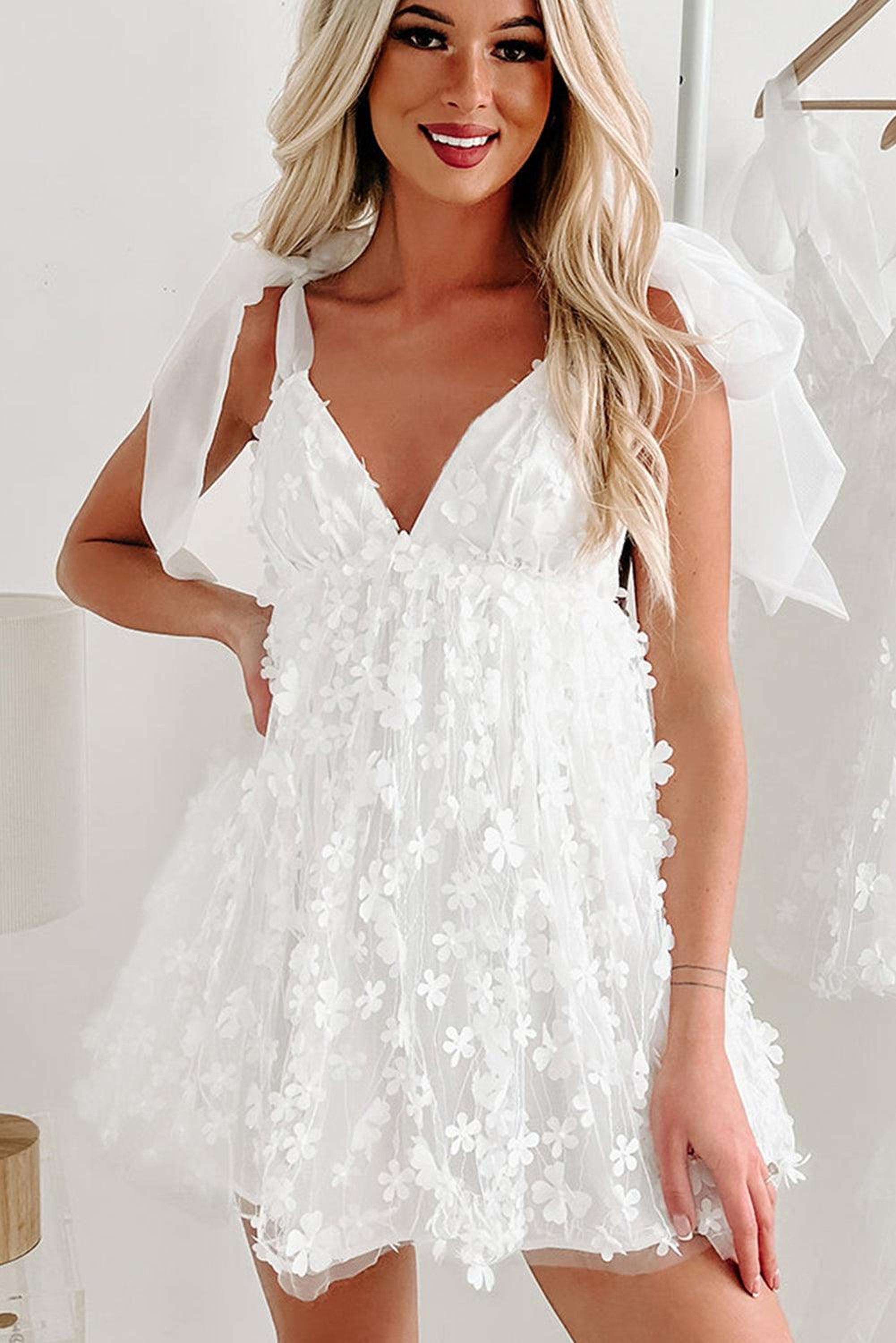 Robe de mariée élégante ornée de motifs floraux délicats