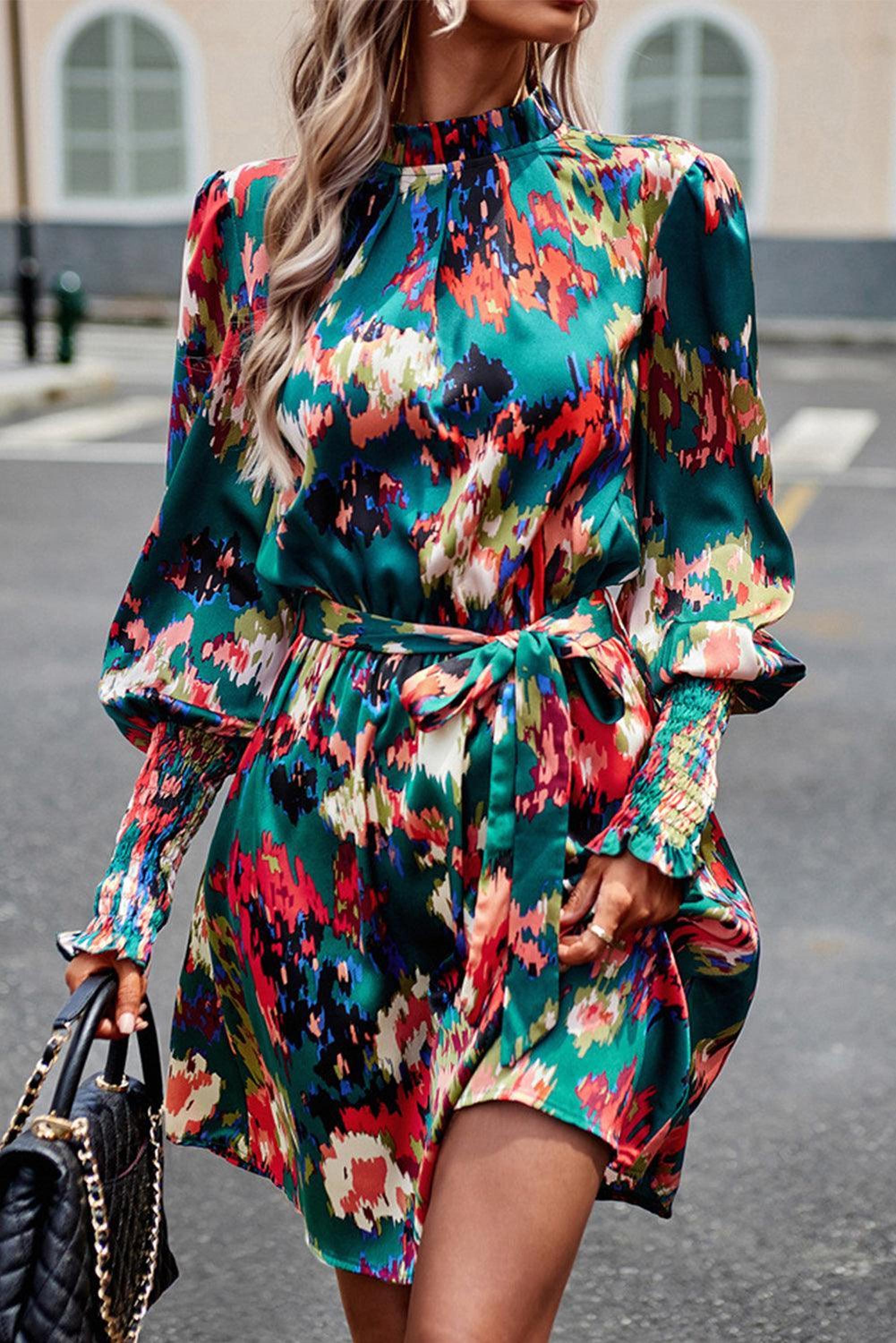 Robe à imprimé abstrait avec volants et ceinture à nœud