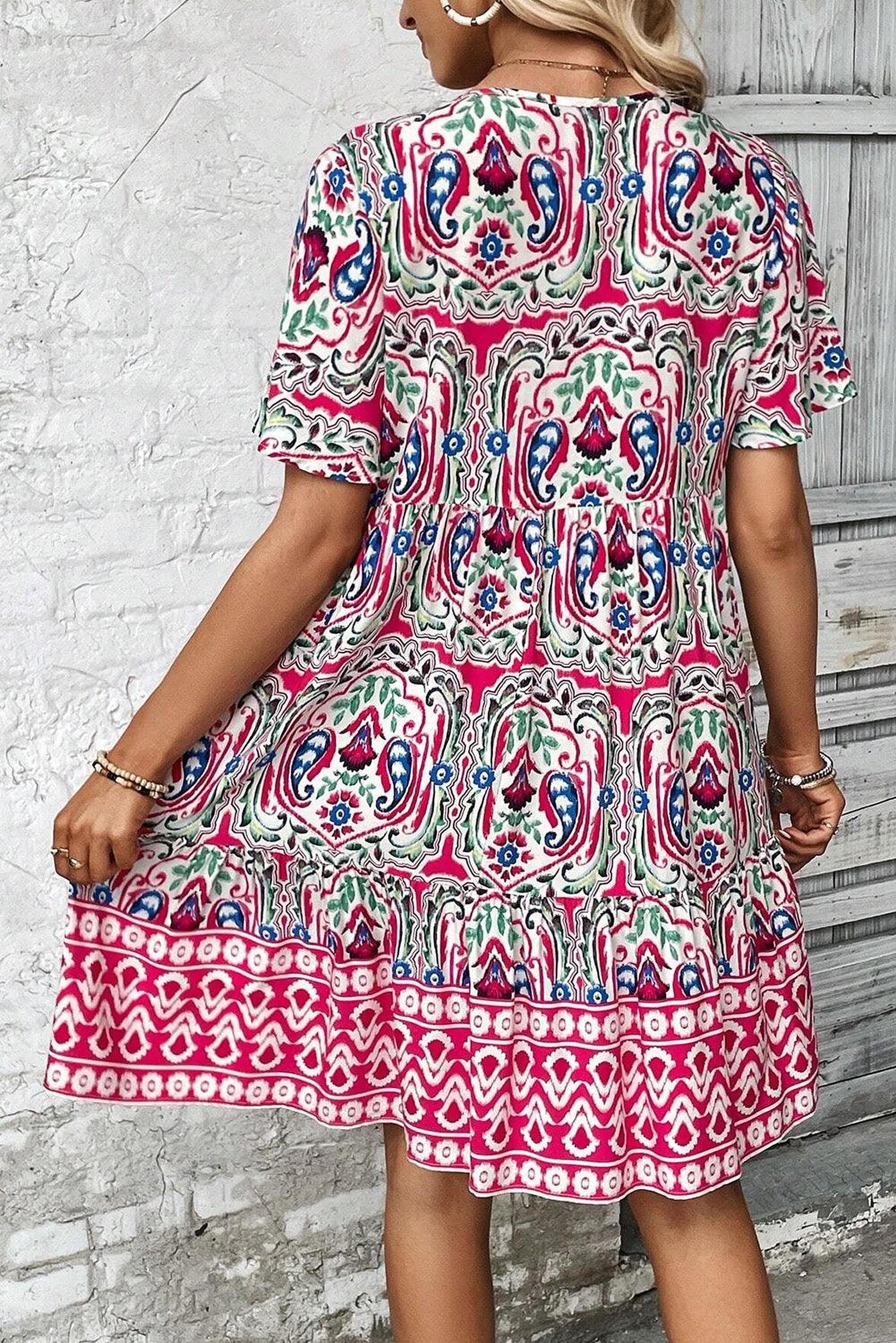 Robe élégant avec imprimé bohème, agrémentée d'un nœud et de volants