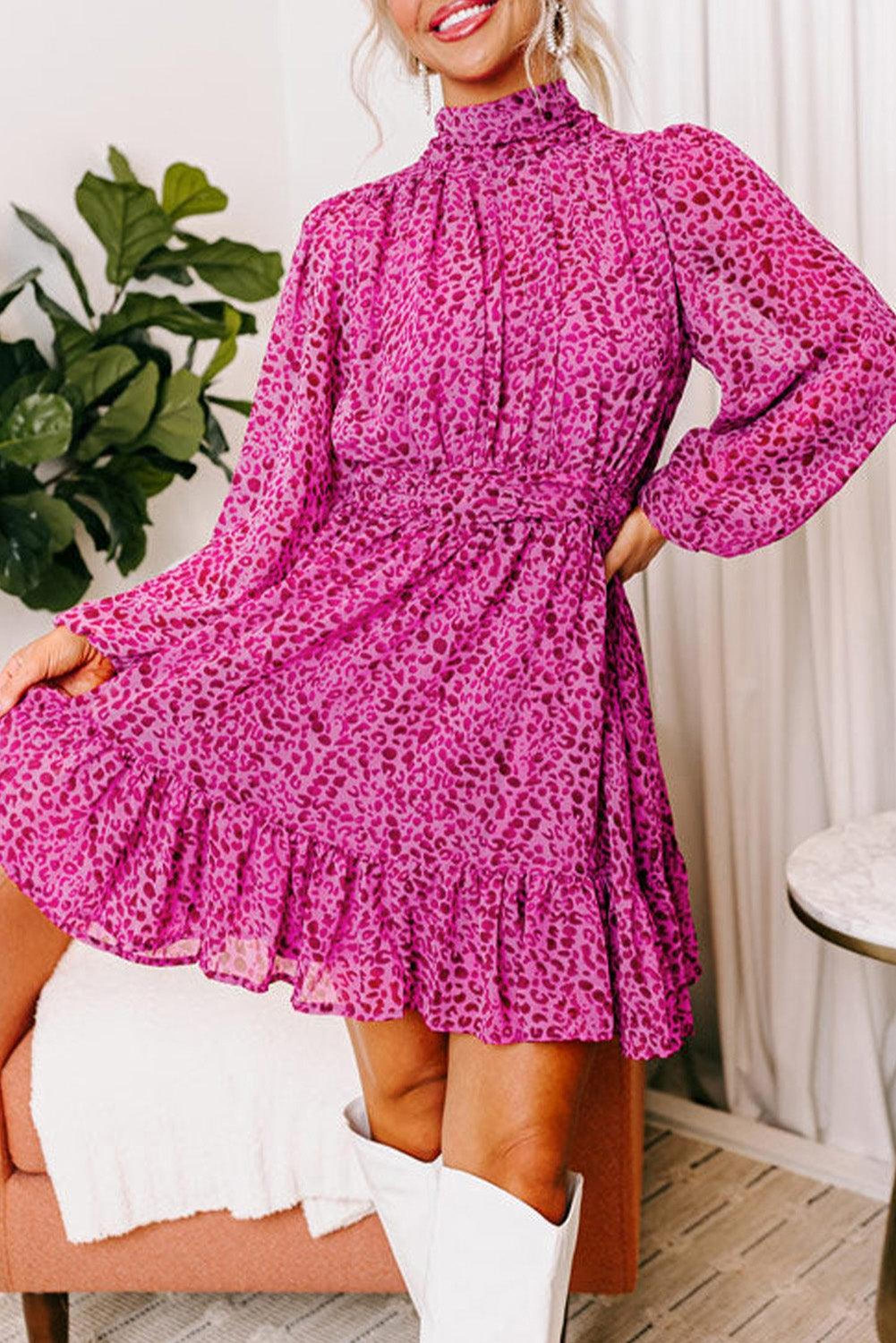 Robe élégante avec manches bouffantes et col haut