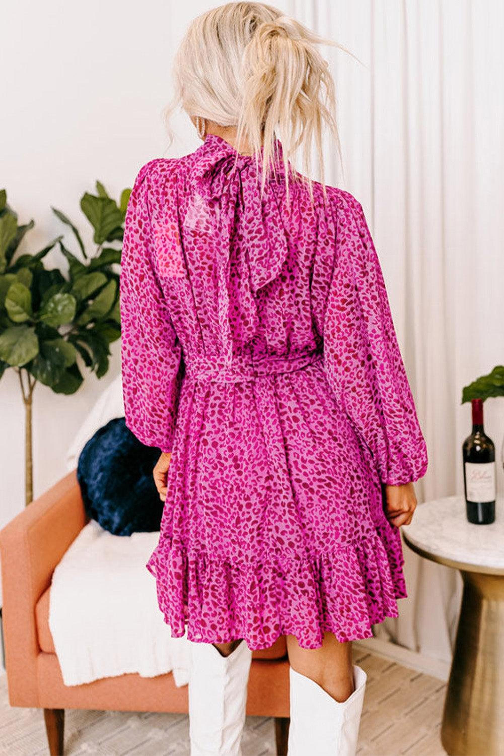Robe élégante avec manches bouffantes et col haut