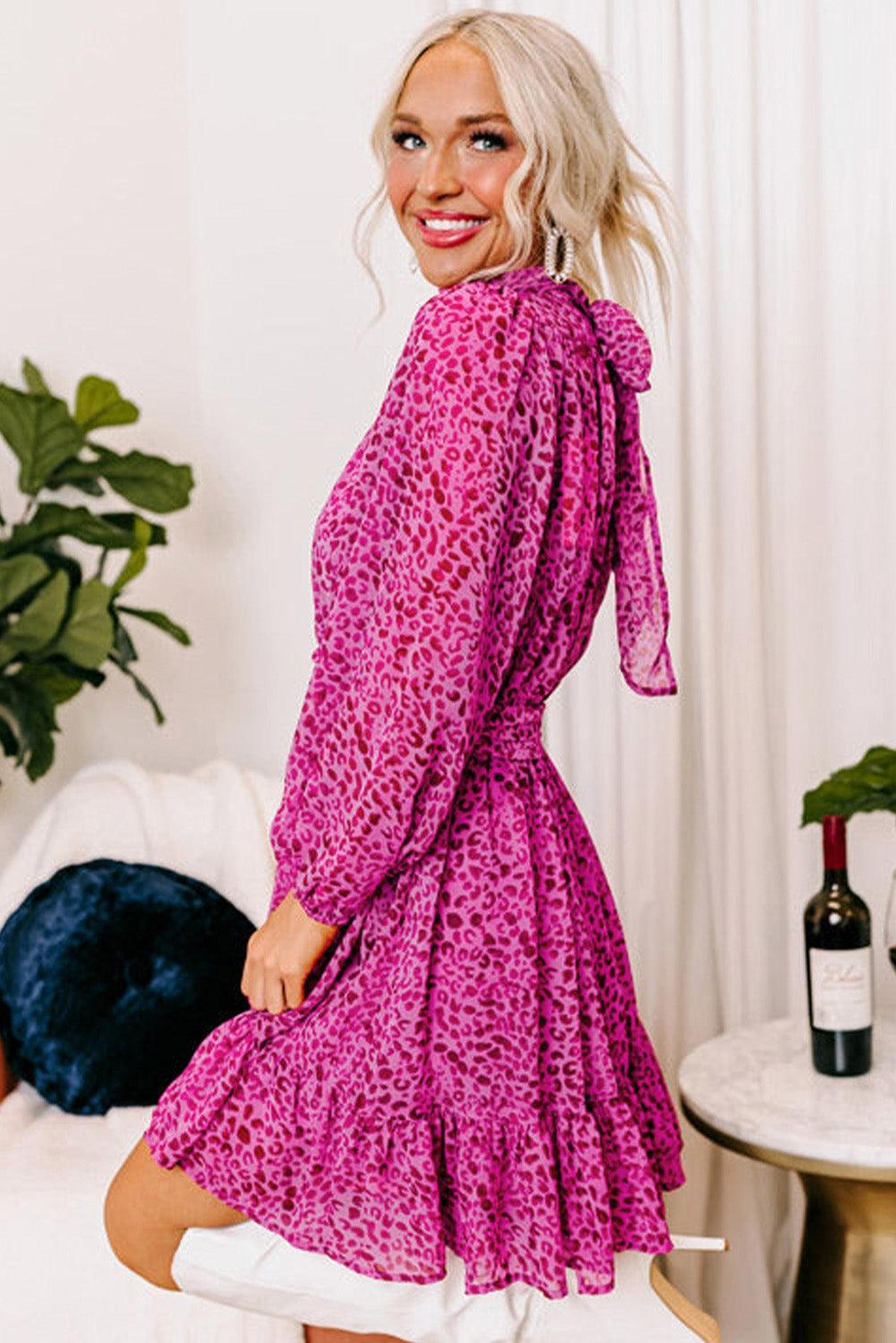 Robe élégante avec manches bouffantes et col haut