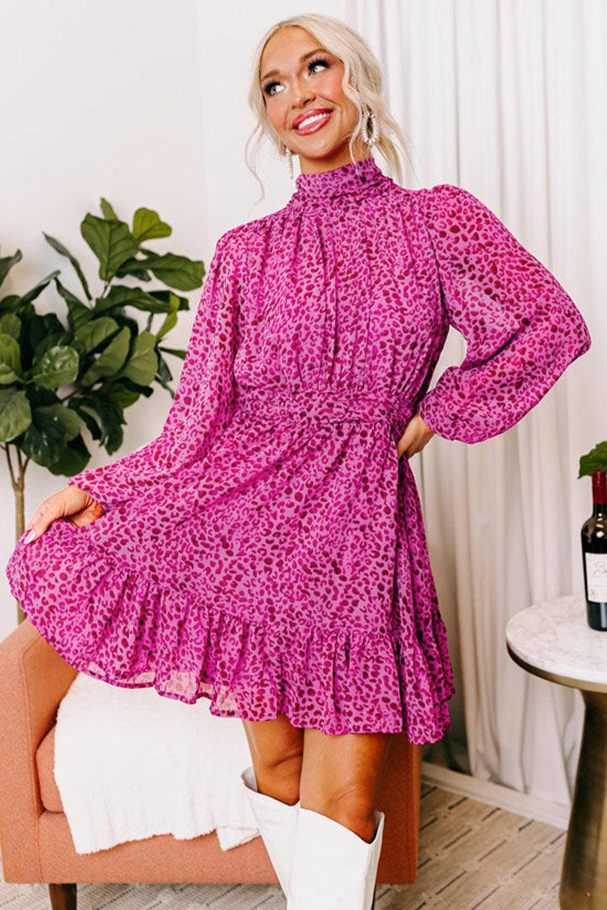 Robe élégante avec manches bouffantes et col haut