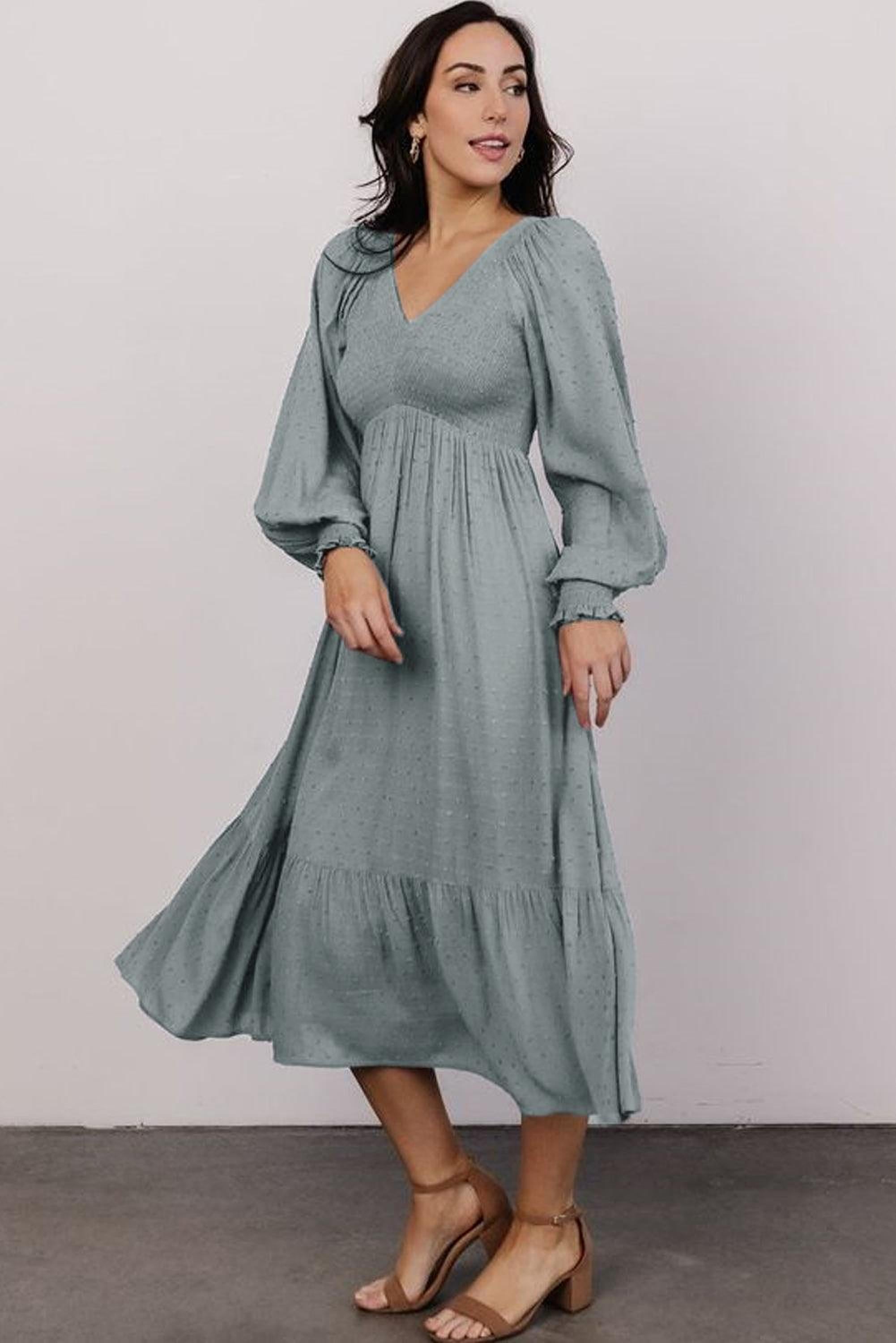 Robe à col en V, smockée, avec des motifs de pois et des ruches pour une allure élégante
