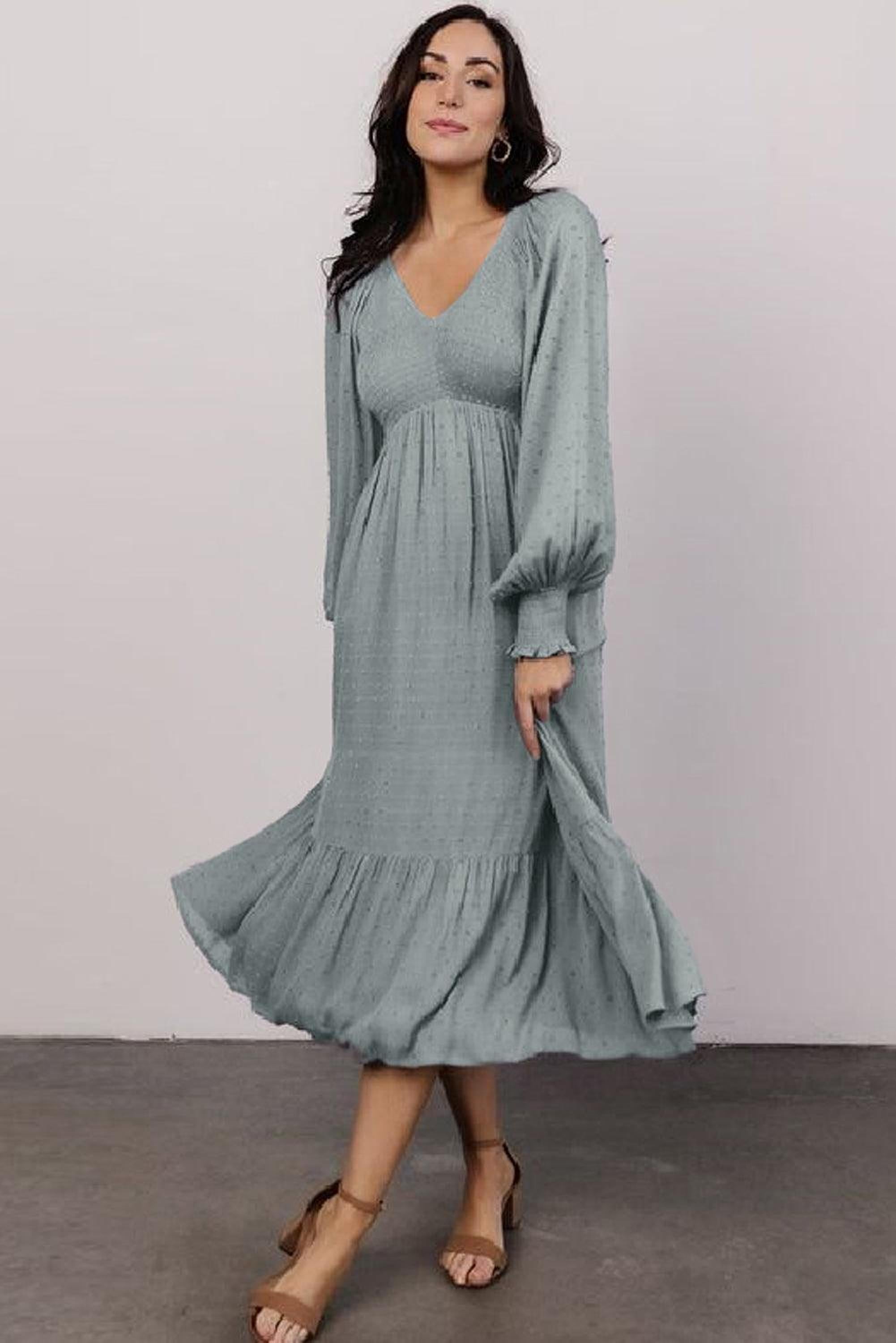Robe à col en V, smockée, avec des motifs de pois et des ruches pour une allure élégante
