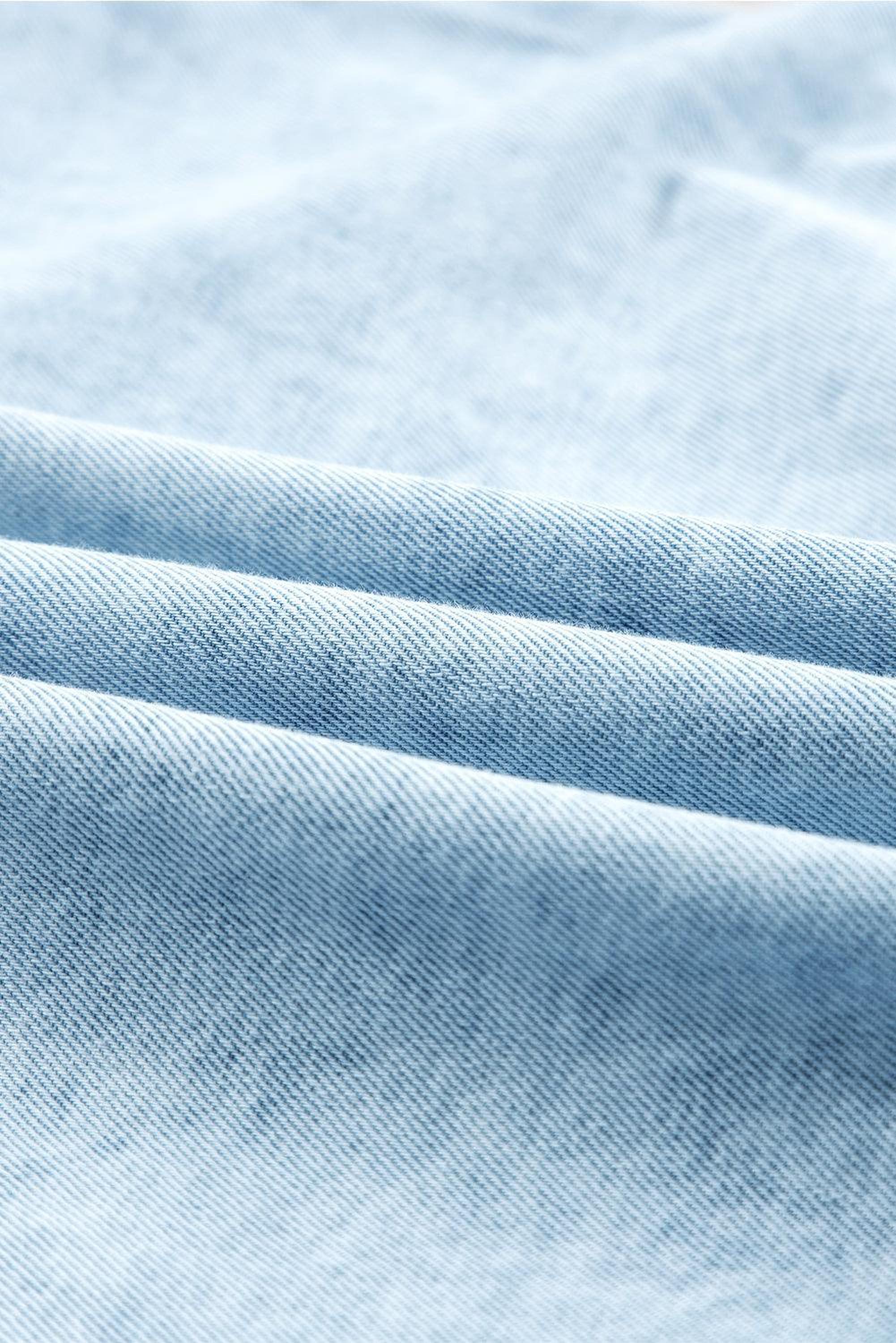 Robe en denim lavée aux minéraux avec ruches élégantes