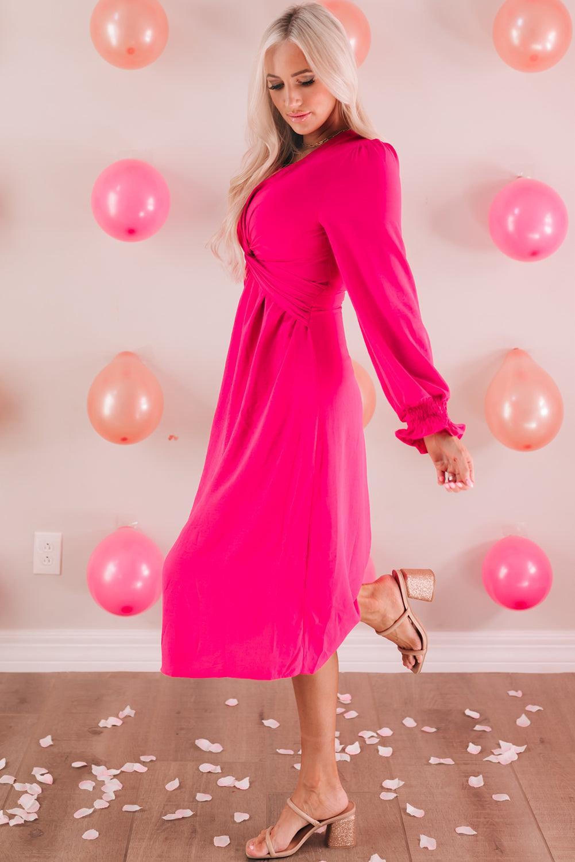 Robe midi élégante avec un devant torsadé et un décolleté en V