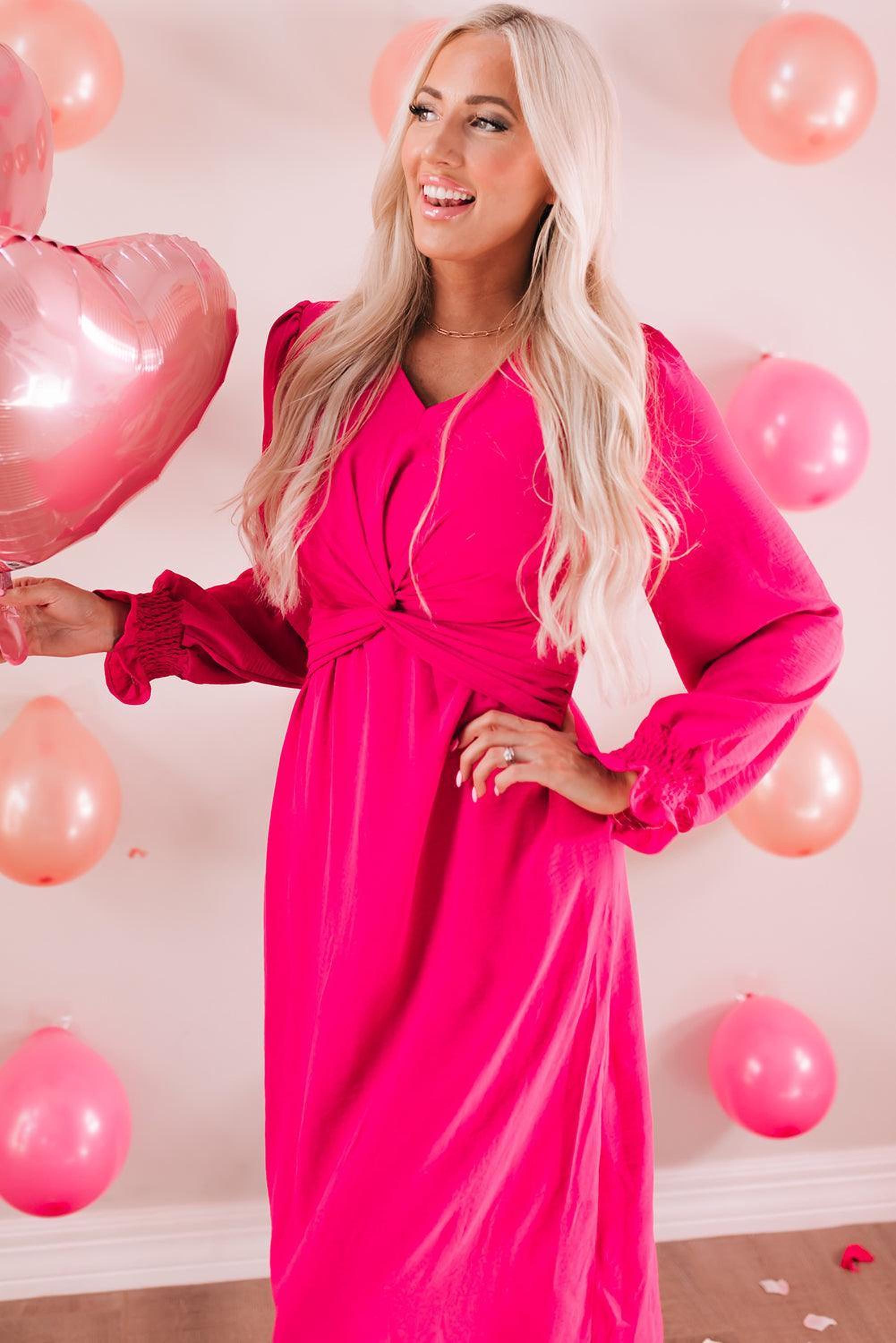 Robe midi élégante avec un devant torsadé et un décolleté en V